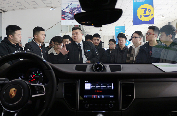 Strengthen school-enterprise cooperation and enhance Huanyu Automobile's sense of social responsibility!