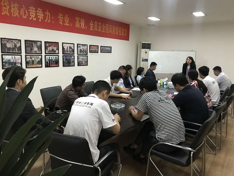 New employee induction training and new employee discussion