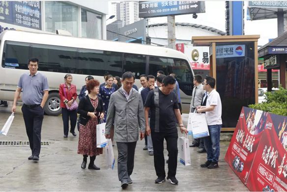 China Automobile Dealers Association brought guests from various provincial and municipal automobile industry associations to visit Huanyu