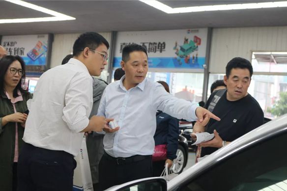 China Automobile Dealers Association brought guests from various provincial and municipal automobile industry associations to visit Huanyu