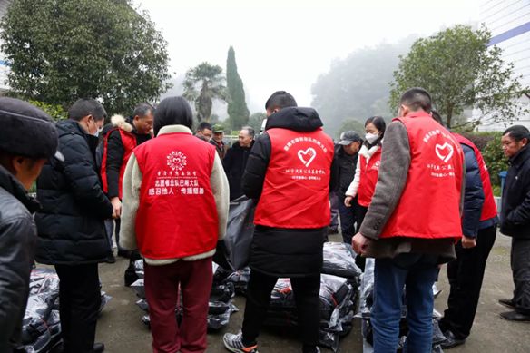 [Helping rural revitalization and sending warmth to the elderly]-Huanyu Automobile Charity Tour