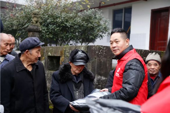 [Helping rural revitalization and sending warmth to the elderly]-Huanyu Automobile Charity Tour