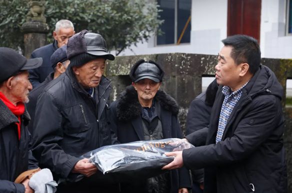 [Helping rural revitalization and sending warmth to the elderly]-Huanyu Automobile Charity Tour