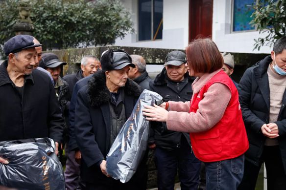 [Helping rural revitalization and sending warmth to the elderly]-Huanyu Automobile Charity Tour