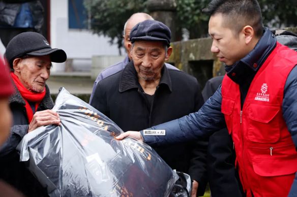 [Helping rural revitalization and sending warmth to the elderly]-Huanyu Automobile Charity Tour