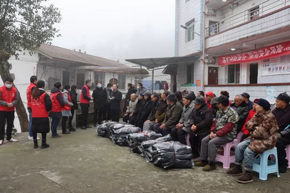 [Helping rural revitalization and sending warmth to the elderly]-Huanyu Automobile Charity Tour