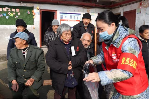 [Helping rural revitalization and sending warmth to the elderly]-Huanyu Automobile Charity Tour