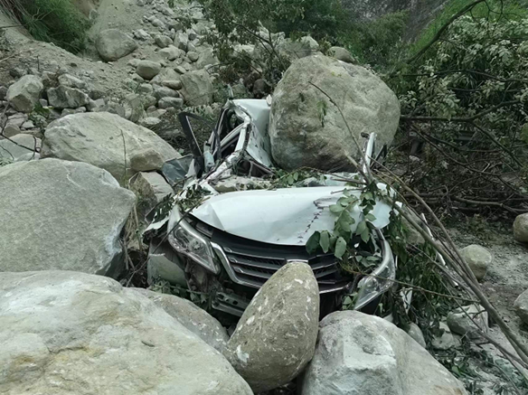 Huanyu Automobile employee volunteers rushed to the Luding earthquake-stricken area to participate in rescue work