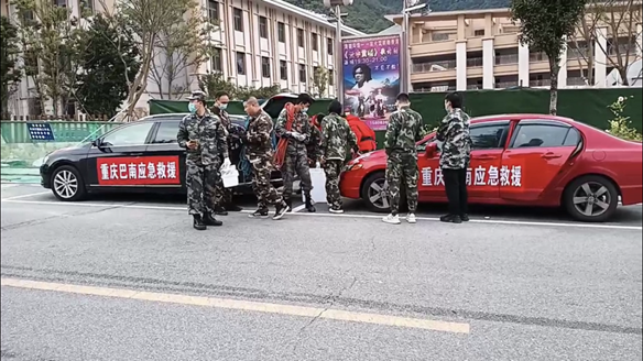 Huanyu Automobile employee volunteers rushed to the Luding earthquake-stricken area to participate in rescue work