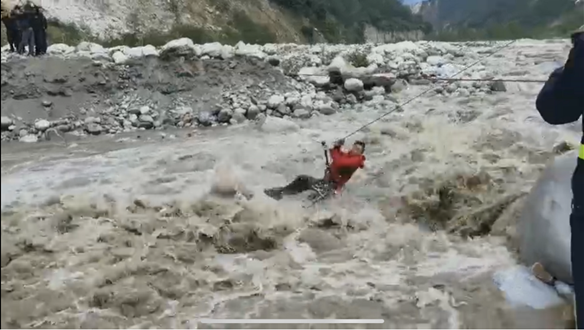 Huanyu Automobile employee volunteers rushed to the Luding earthquake-stricken area to participate in rescue work