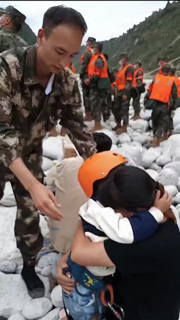 Huanyu Automobile employee volunteers rushed to the Luding earthquake-stricken area to participate in rescue work