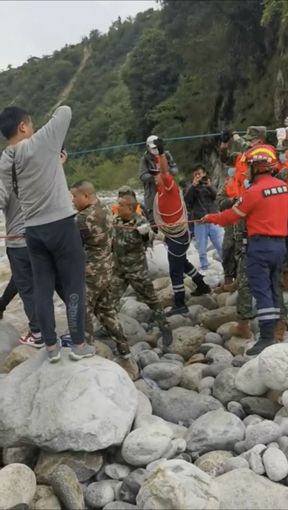 May the mountains and rivers of the motherland be safe and the people are unharmed-memories of Huanyu Automobile veterans 'earthquake relief!