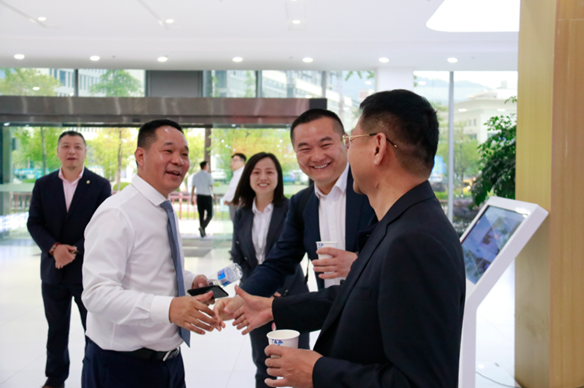 We warmly welcome all leaders and colleagues of China Automobile Dealers Association and Liu Zhi, Director of the Banan District Commerce Committee, to come and guide the work