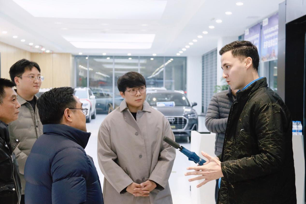 Chongqing Huanyu Automobile executives meet with Turkmenistan representatives to jointly discuss a new blueprint for used car exports
