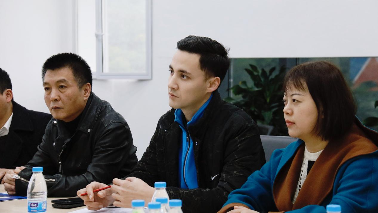 Chongqing Huanyu Automobile executives meet with Turkmenistan representatives to jointly discuss a new blueprint for used car exports