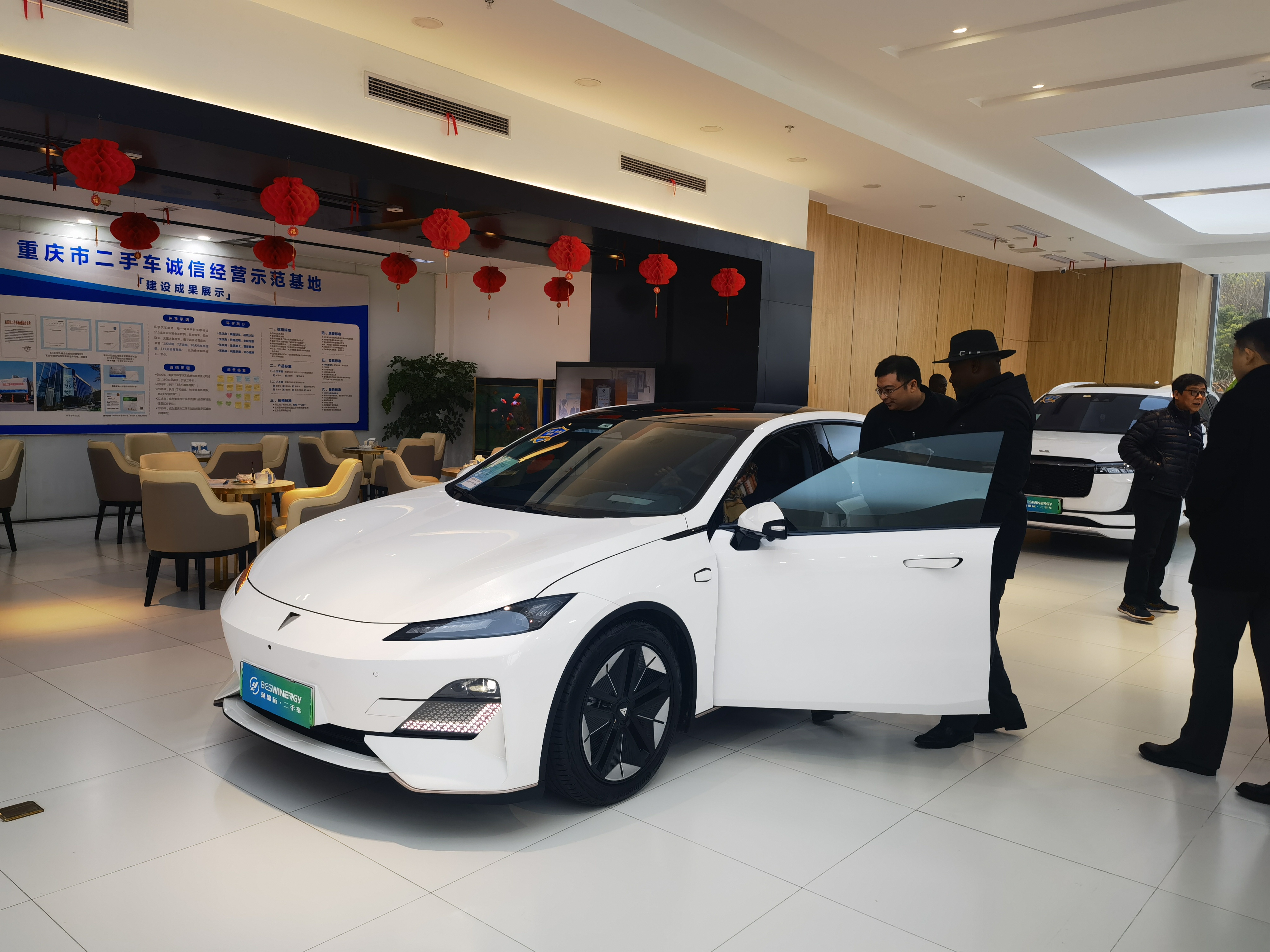 Africa and Ghana JA Z Ltd, Co visited Chongqing Huanyu Automobile for inspection