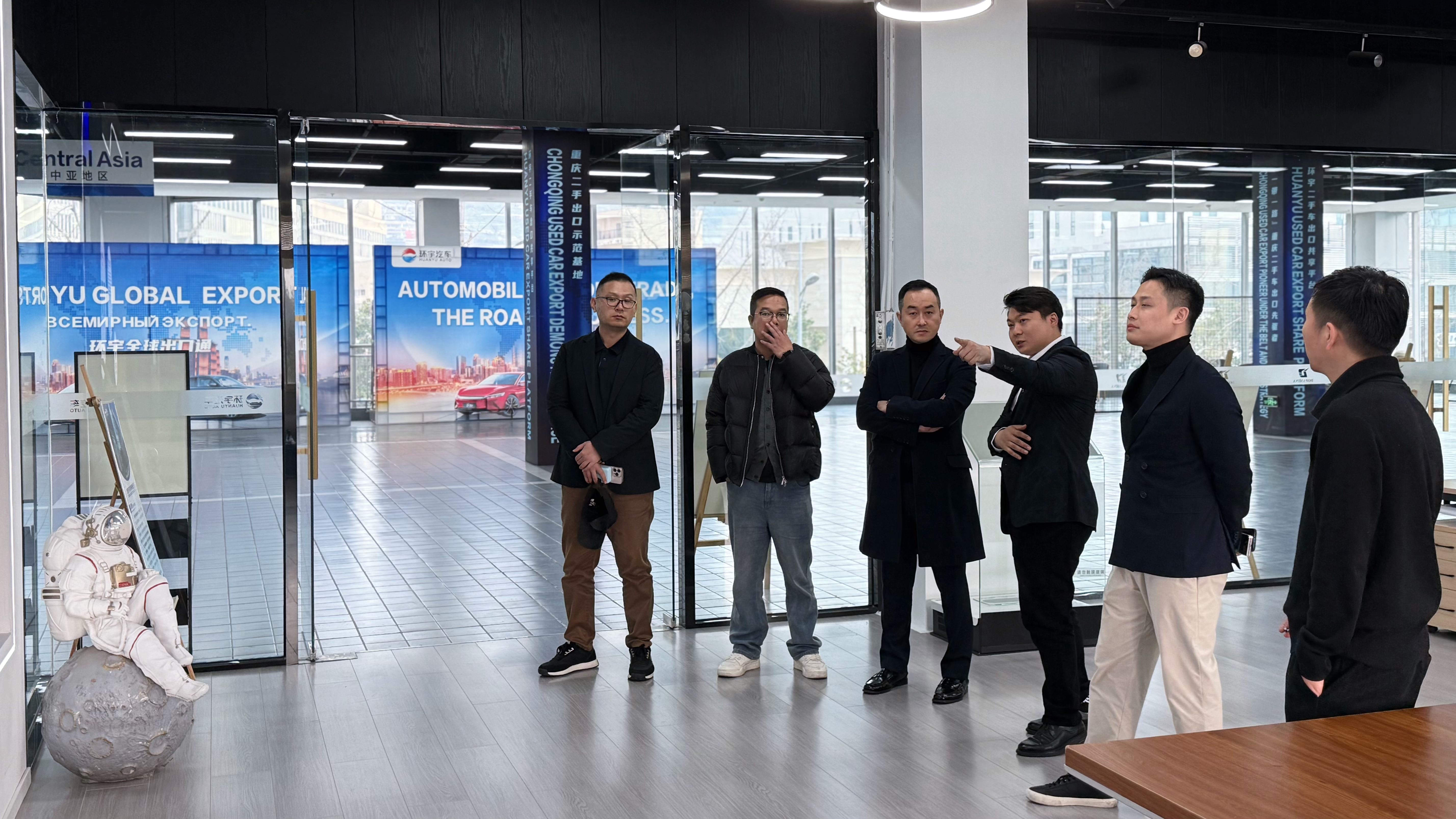 Shi Yunsheng, general manager of Tianjin Huatu Automobile, and his party visited Chongqing Huanyu Automobile to discuss cooperation matters in used car export