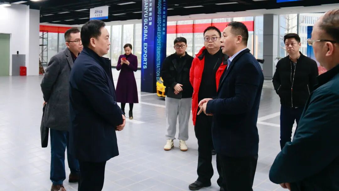 Xu Jianghai, member of the Standing Committee of the Banan District District Party Committee, visited and investigated Huanyu Automobile's 