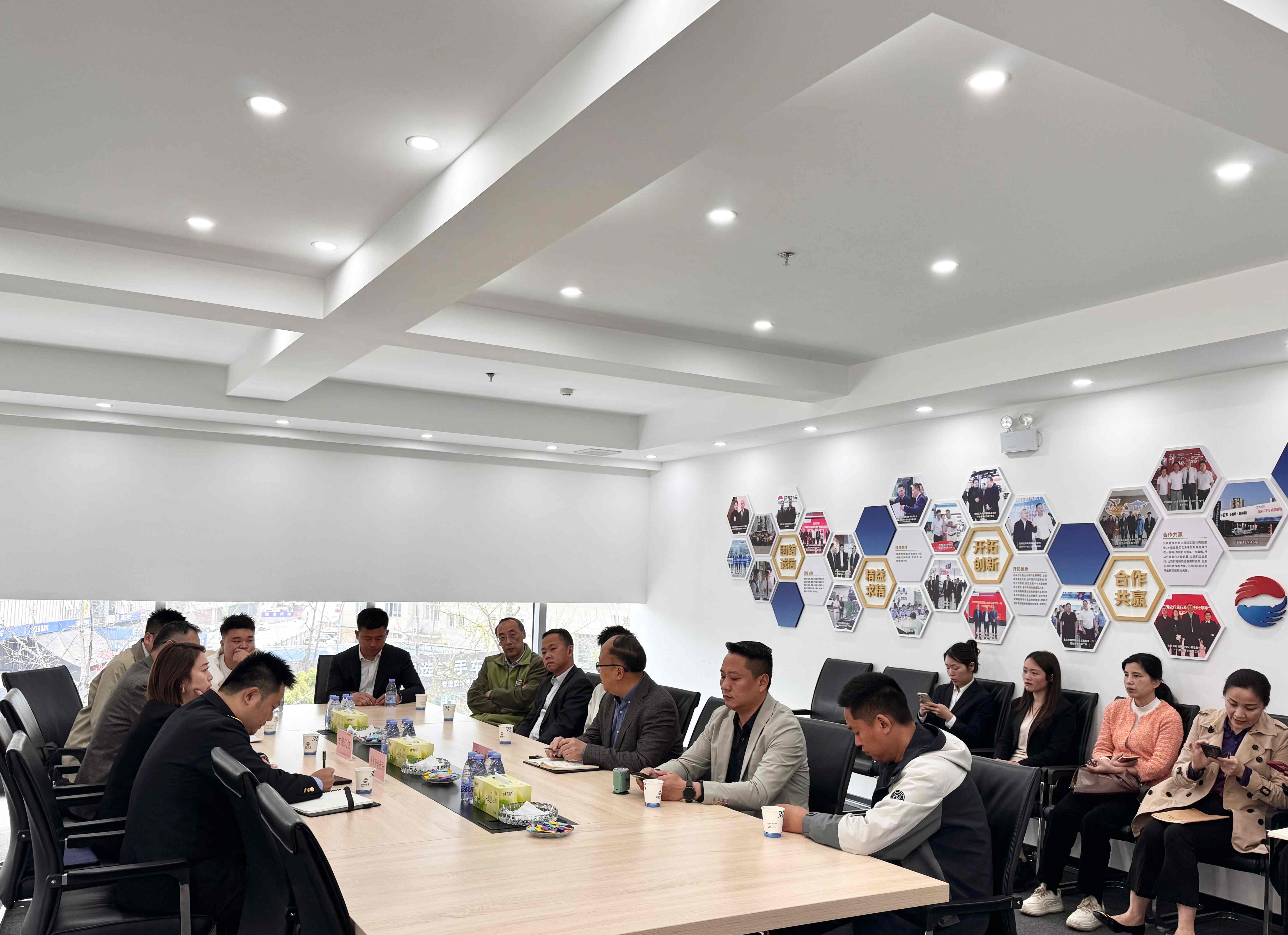 Government-enterprise linkage creates integrity| The signing ceremony for the smart 315 platform of 11 used car companies in Banan District was successfully held at the base