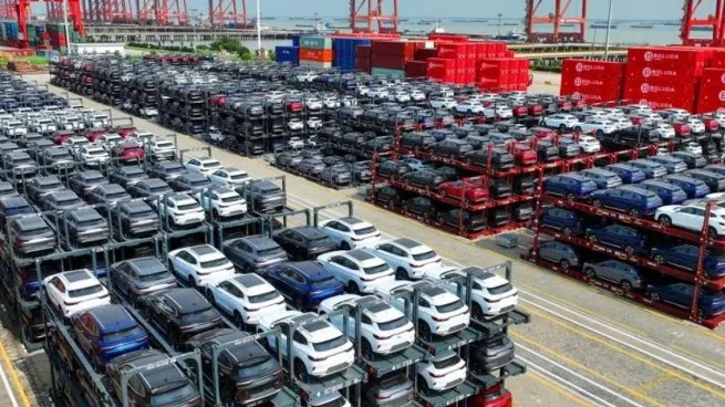 Tunisia's car market is divided: formal agency imports fell by 14%, while parallel imports rose by 23%