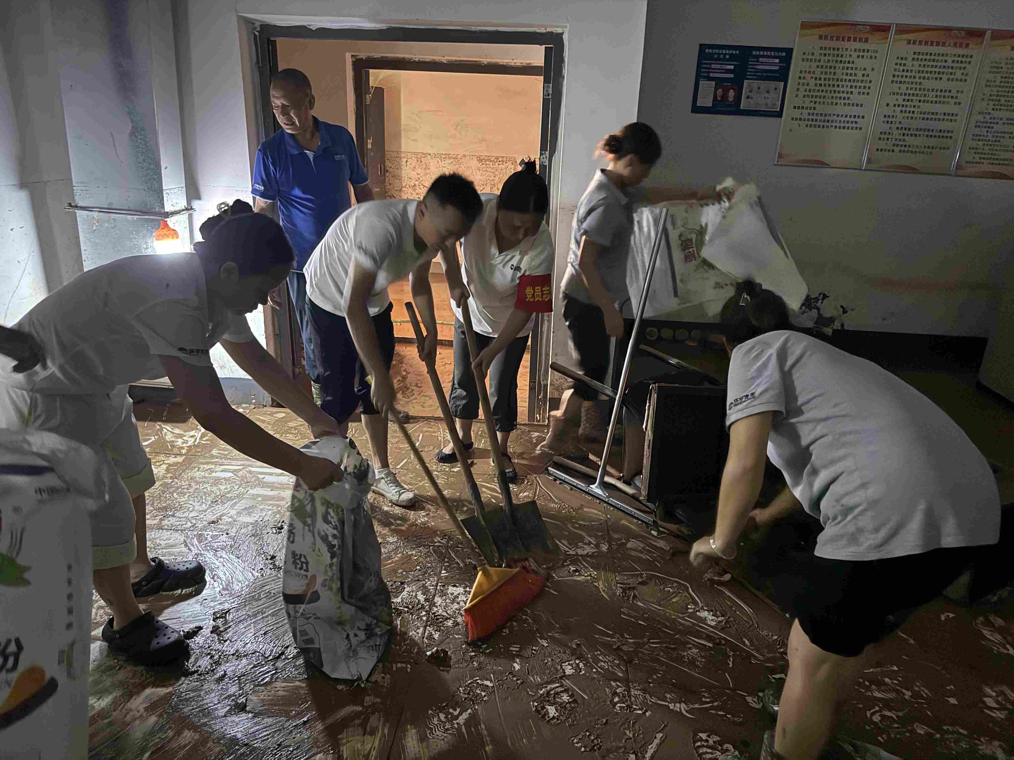 The dredging operation under the Party's flag-the flood is ruthless, and there is love in the world