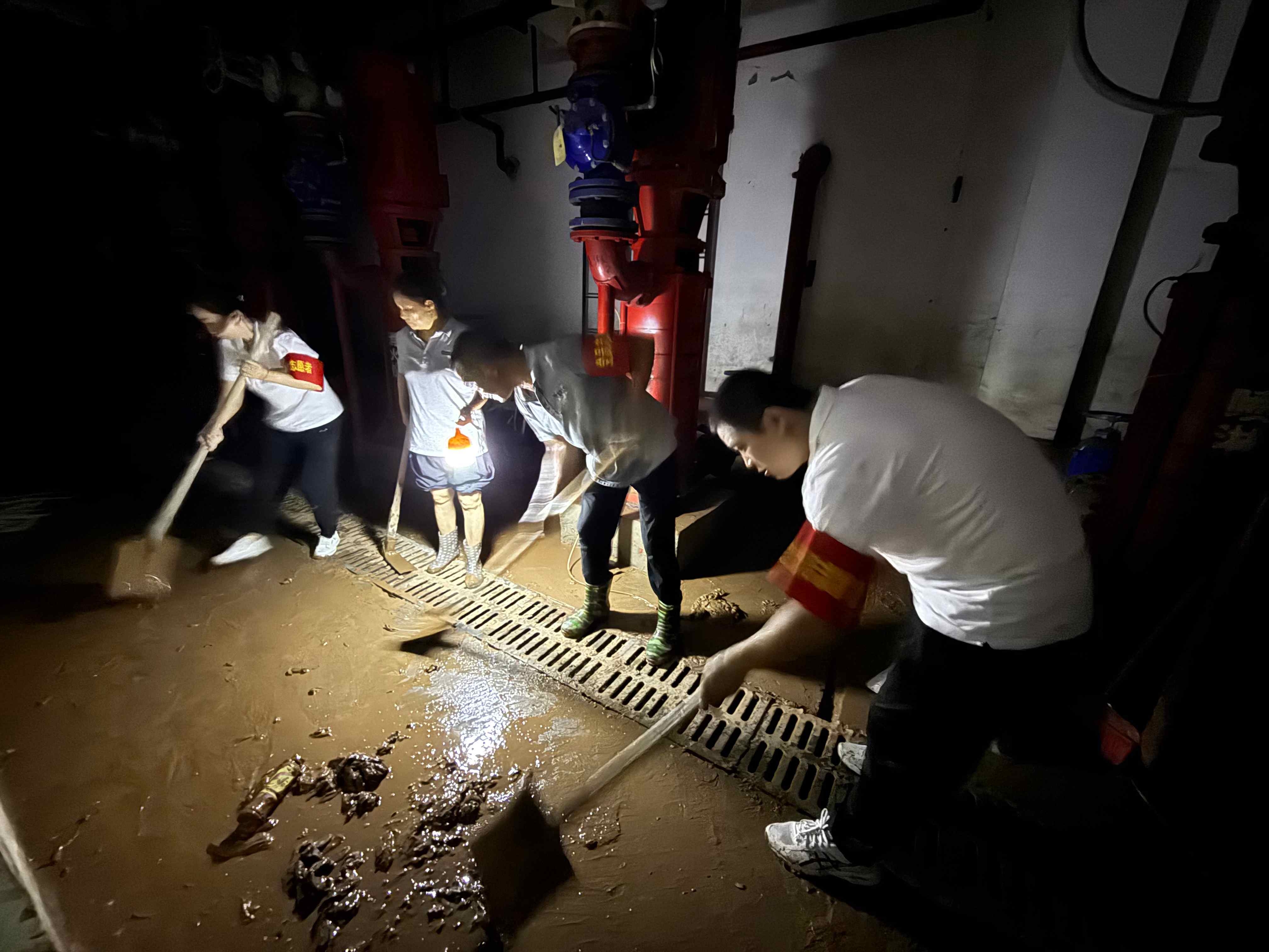 The dredging operation under the Party's flag-the flood is ruthless, and there is love in the world