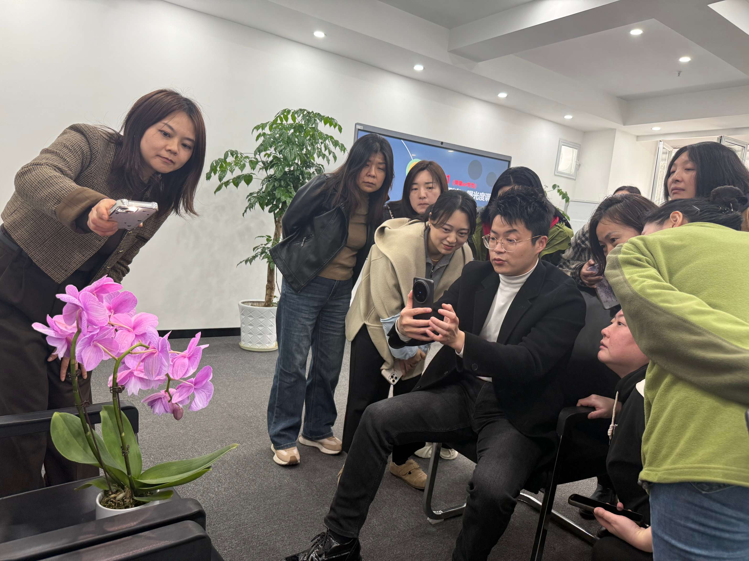 Party building leads the gathering force of light and shadow, and the fragrance shines--The company launches mobile photography training activities on March 8th