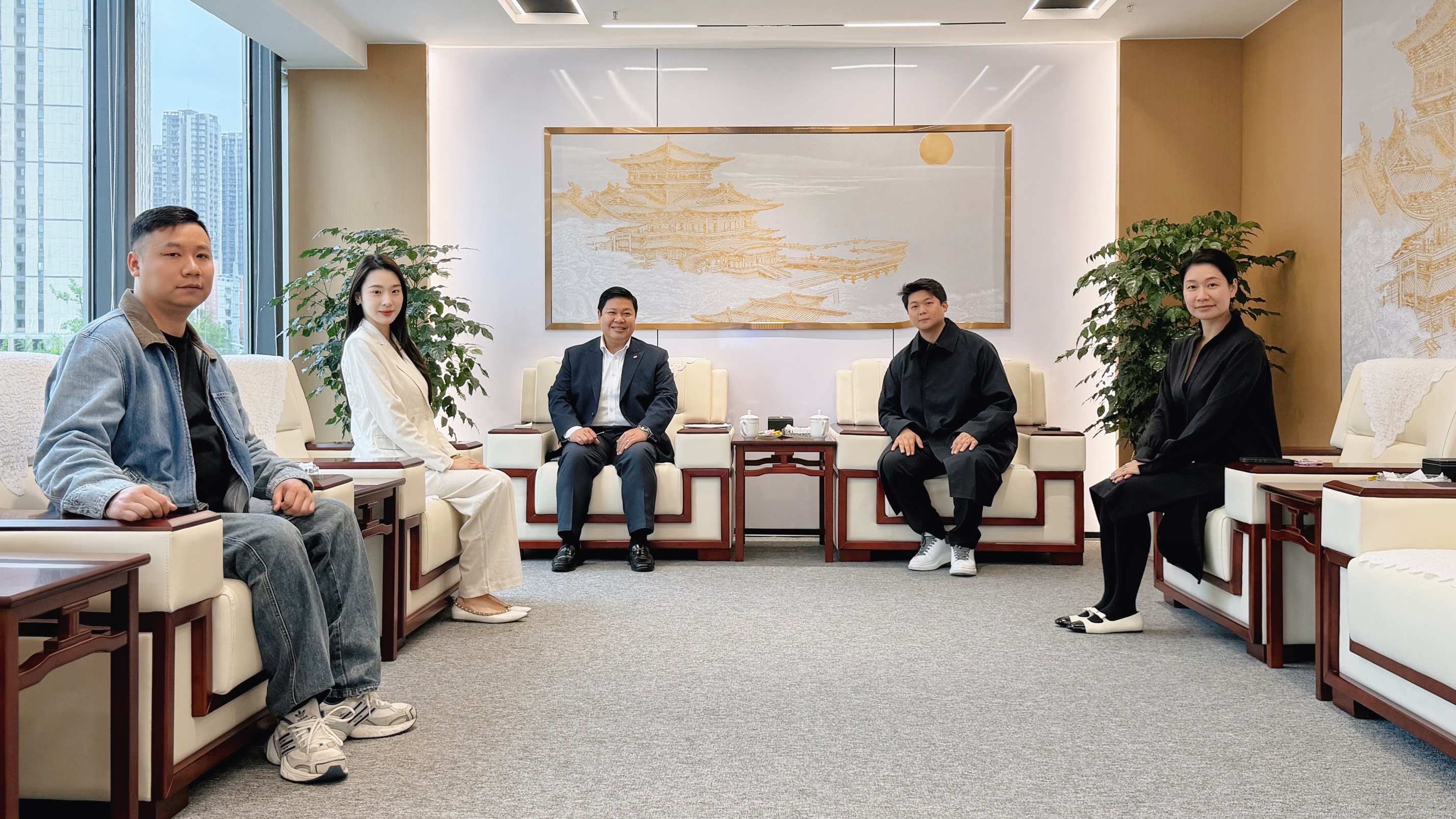 Implementation of new tariff policy in Cambodia| Consul General Wen Weiye visited China (Banan, Chongqing) used car export base to explore new opportunities for second-hand new energy vehicles going abroad