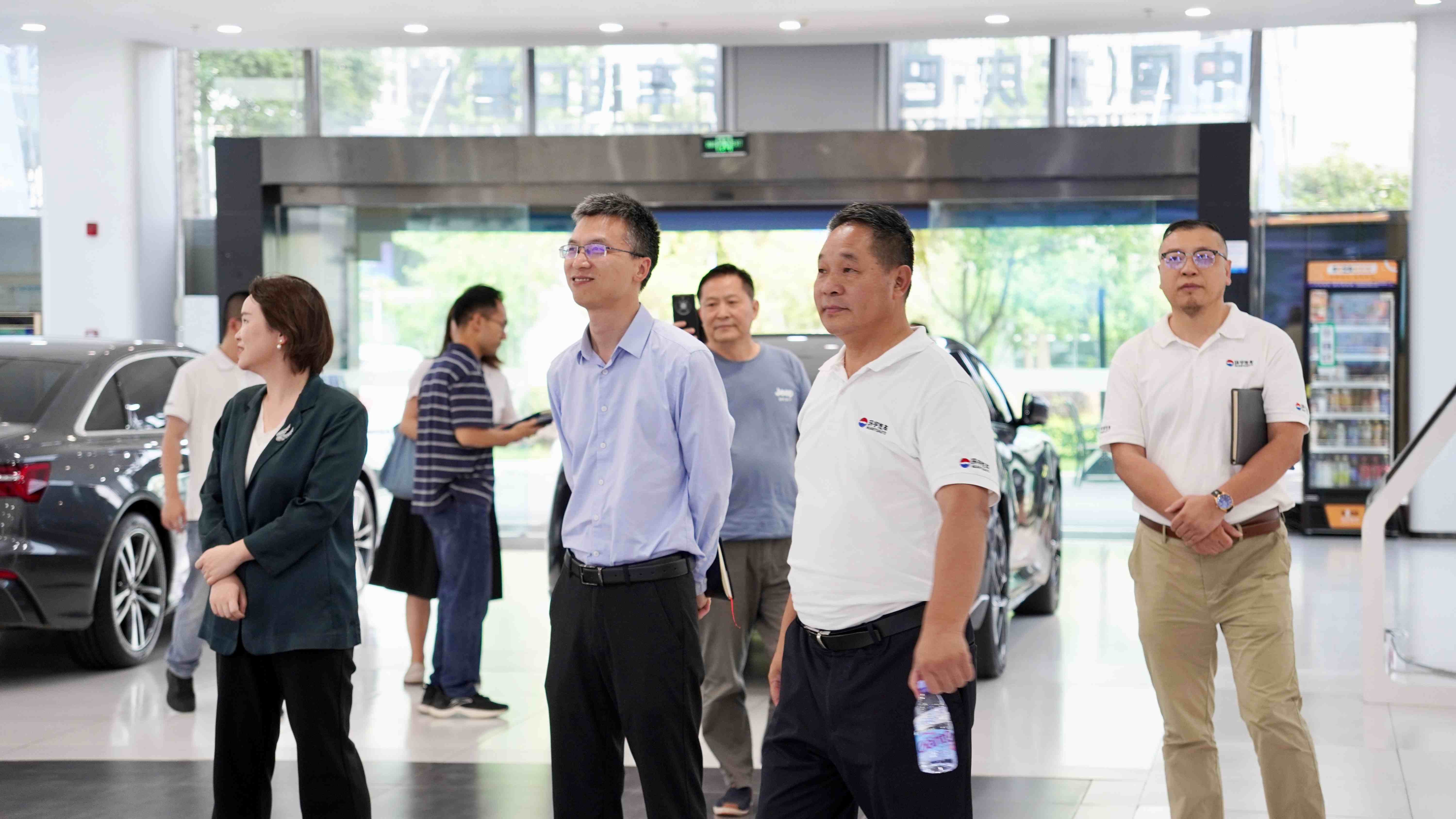 Li Guotian, Director of the Foreign Trade Management Office of the Municipal Commerce Commission, and his party investigated the used car export bases in China (Chongqing·Banan)