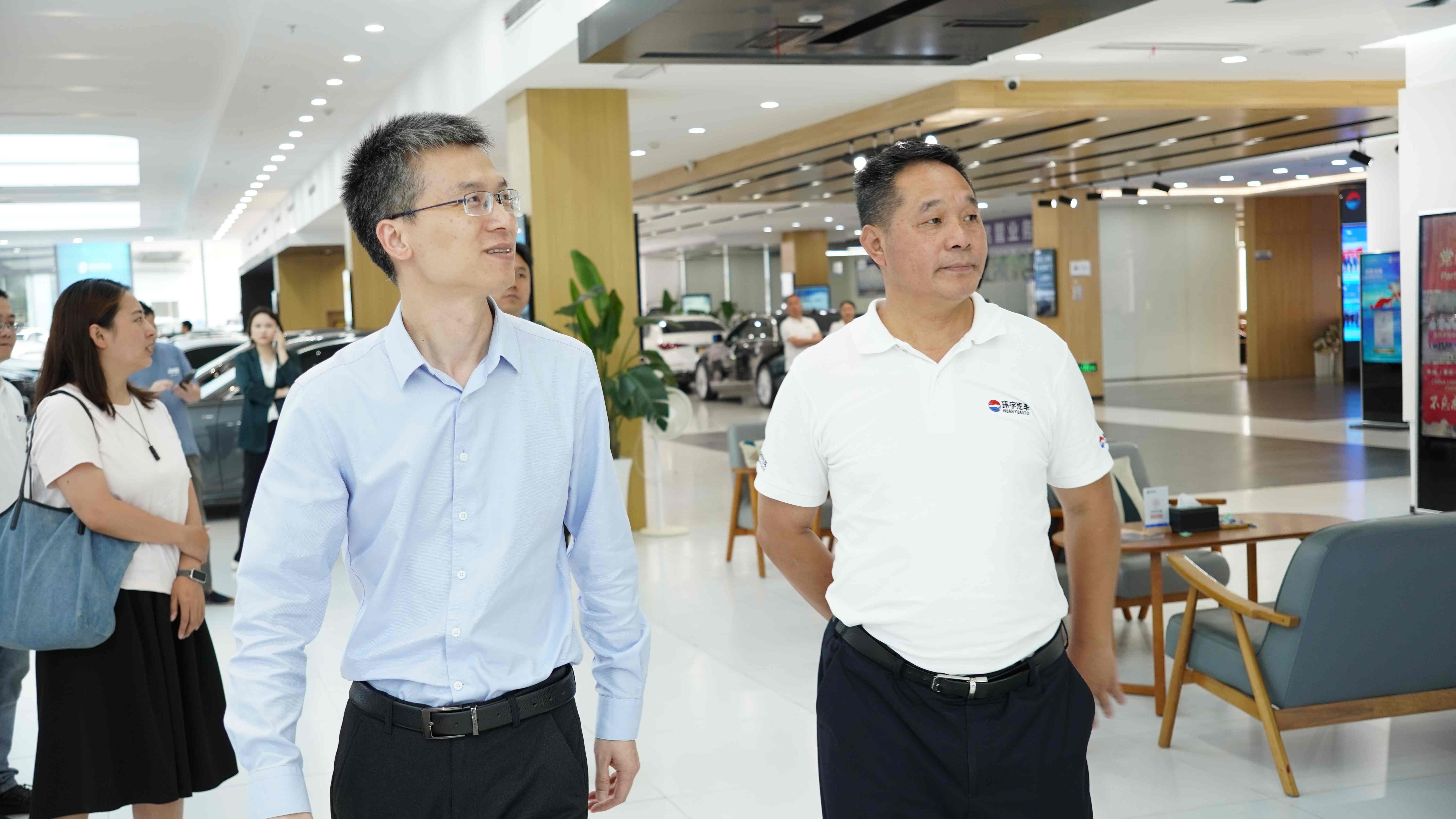 Li Guotian, Director of the Foreign Trade Management Office of the Municipal Commerce Commission, and his party investigated the used car export bases in China (Chongqing·Banan)