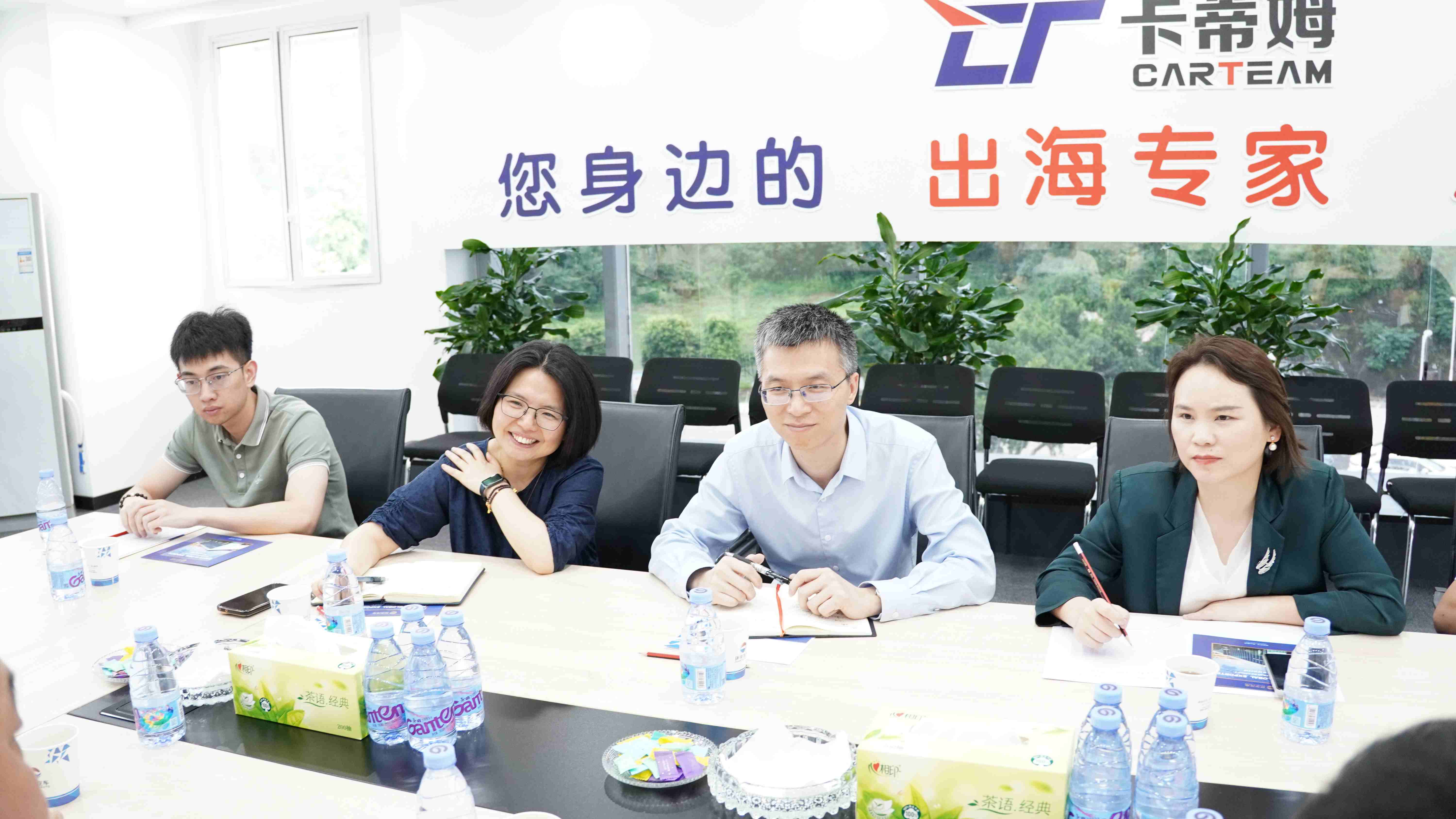 Li Guotian, Director of the Foreign Trade Management Office of the Municipal Commerce Commission, and his party investigated the used car export bases in China (Chongqing·Banan)