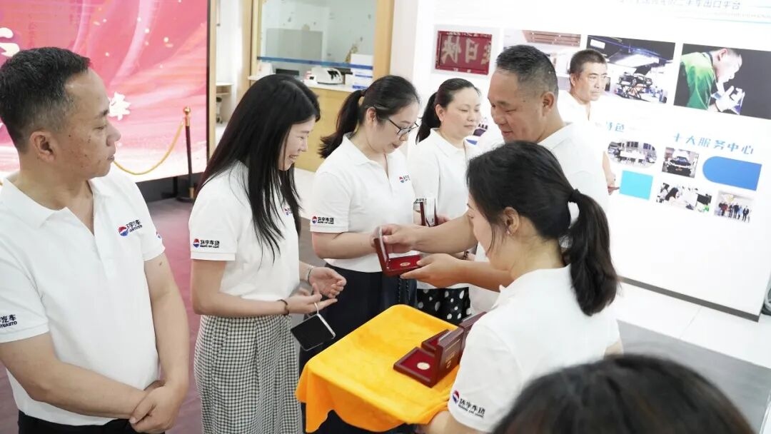 Twenty-six years of hard work| Huanyu Automobile's 26th anniversary celebration and veteran employee commendation meeting were successfully held