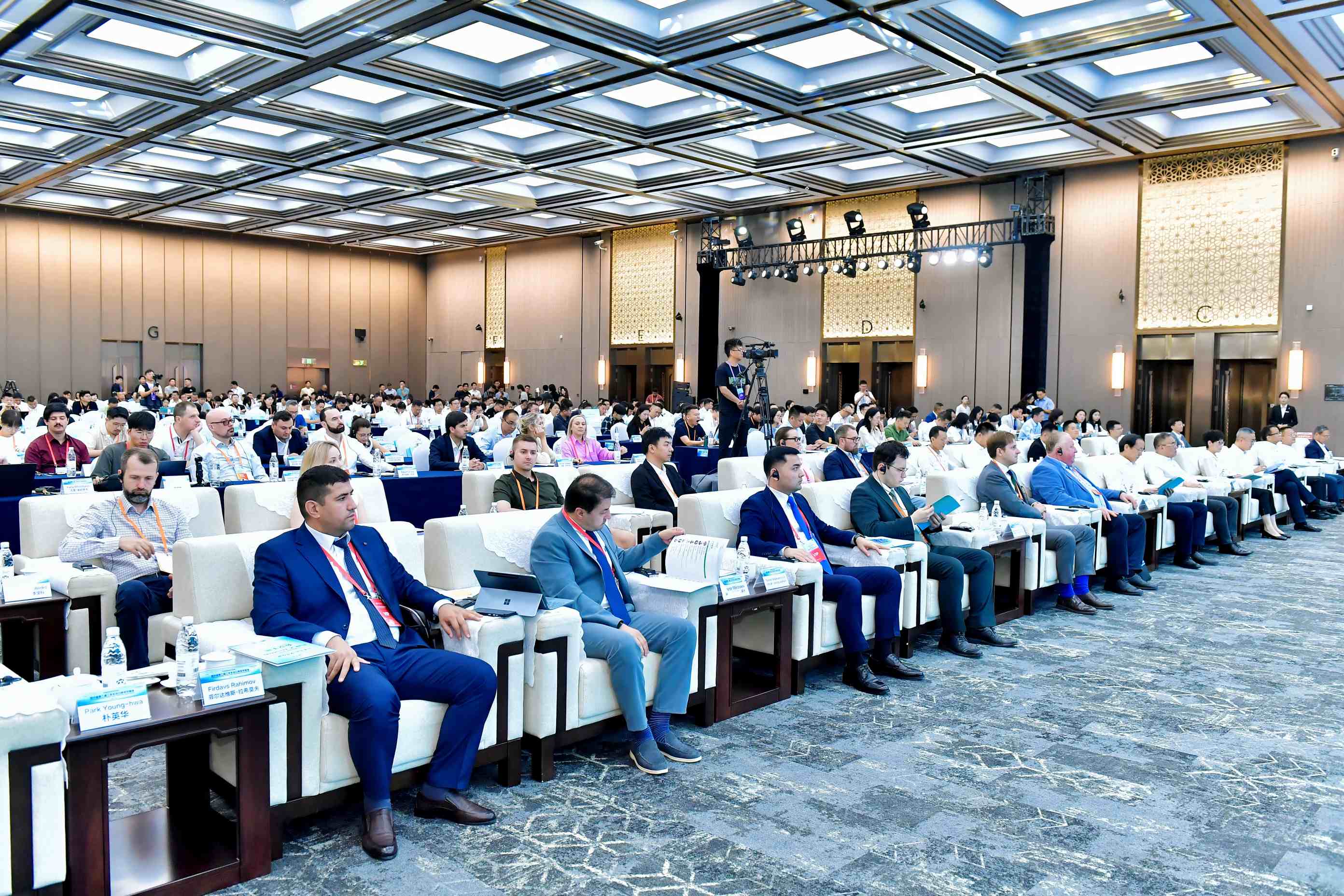 Huanyu Automobile signed an agreement on the coordinated development of national used car export bases and joined hands with 7 major bases to expand new channels to sea.