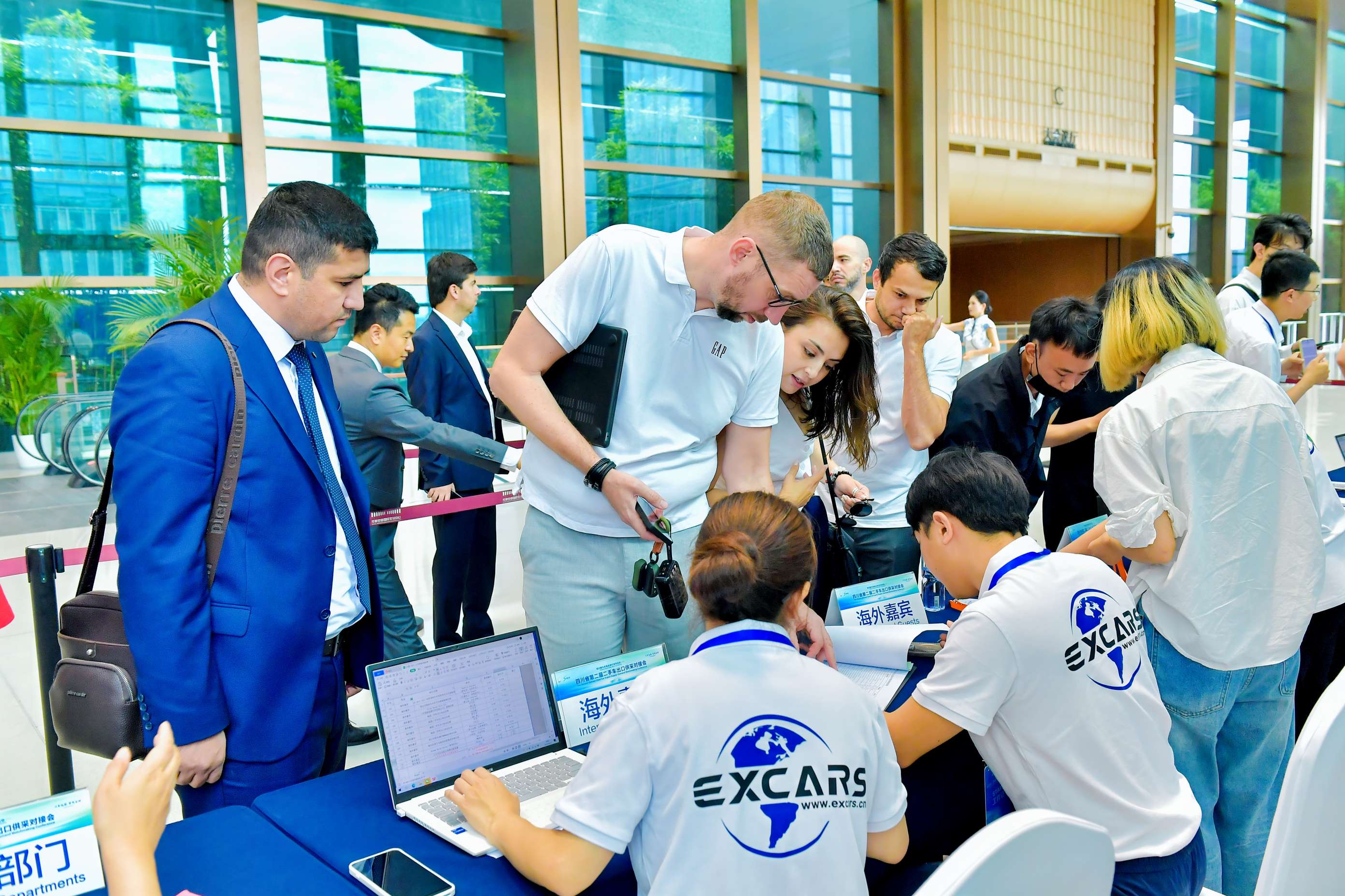 Huanyu Automobile signed an agreement on the coordinated development of national used car export bases and joined hands with 7 major bases to expand new channels to sea.