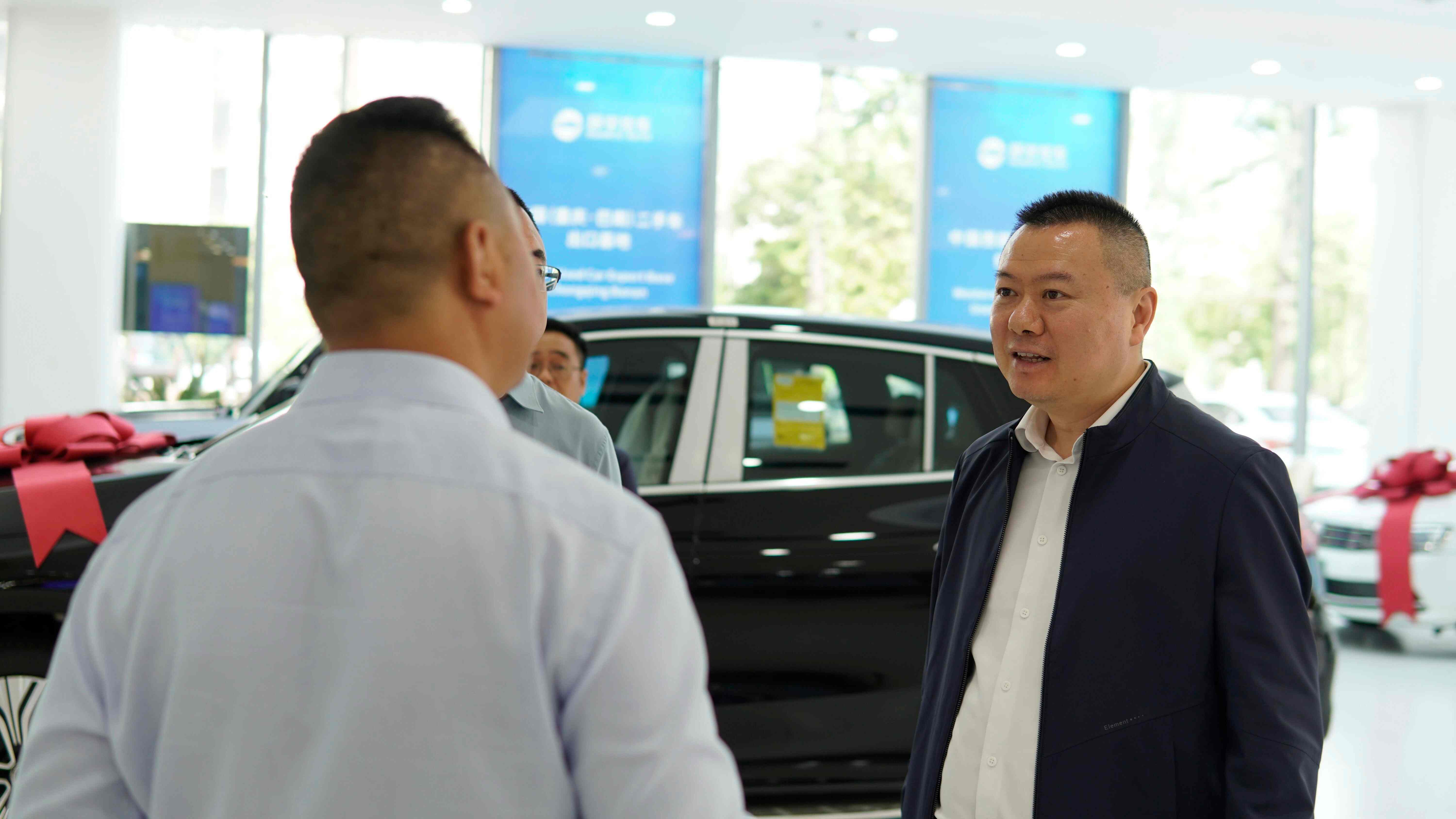 Deputy District Mayor Wang Bo and his party visited Huanyu Automobile Company for research