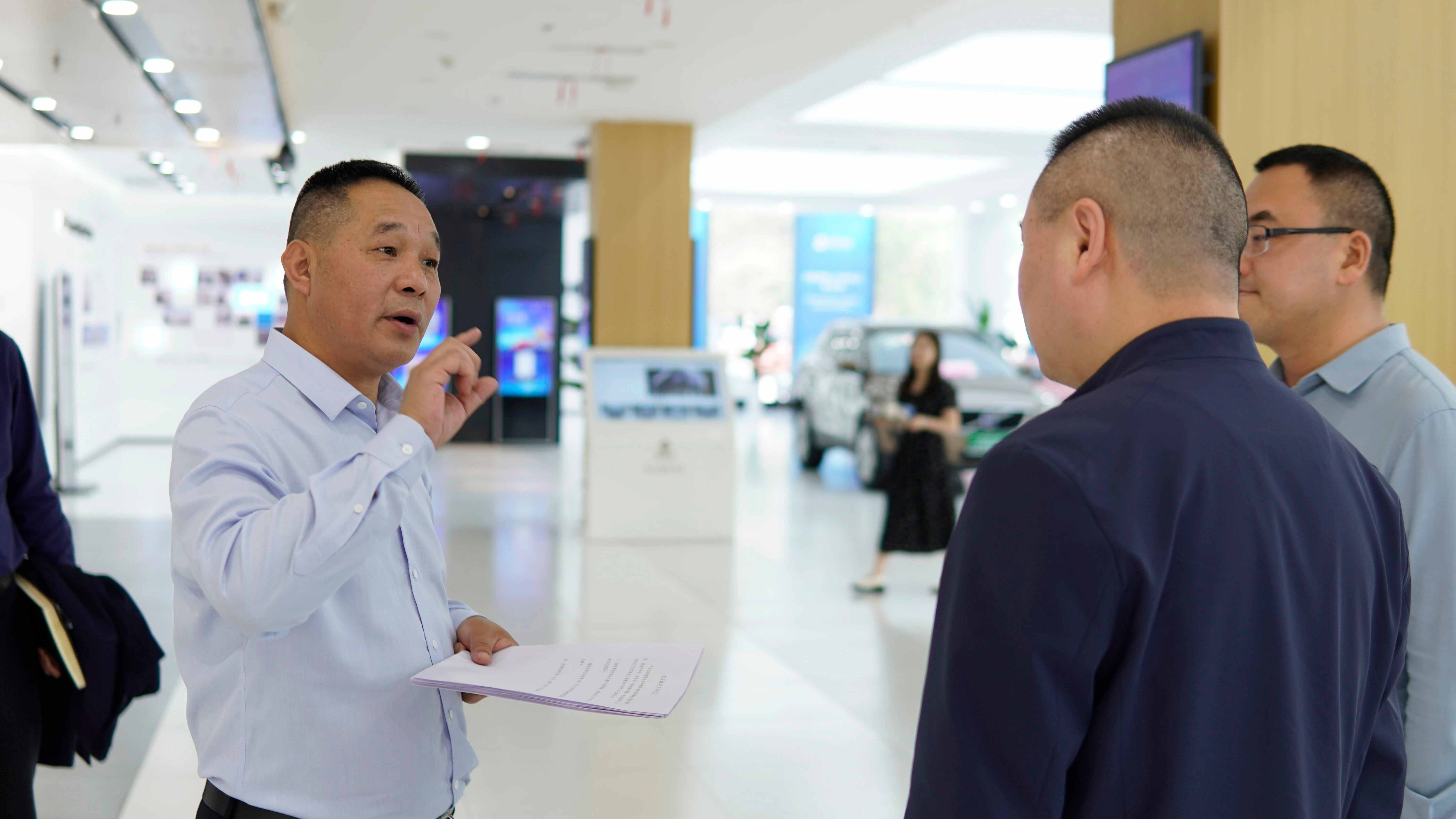 Deputy District Mayor Wang Bo and his party visited Huanyu Automobile Company for research