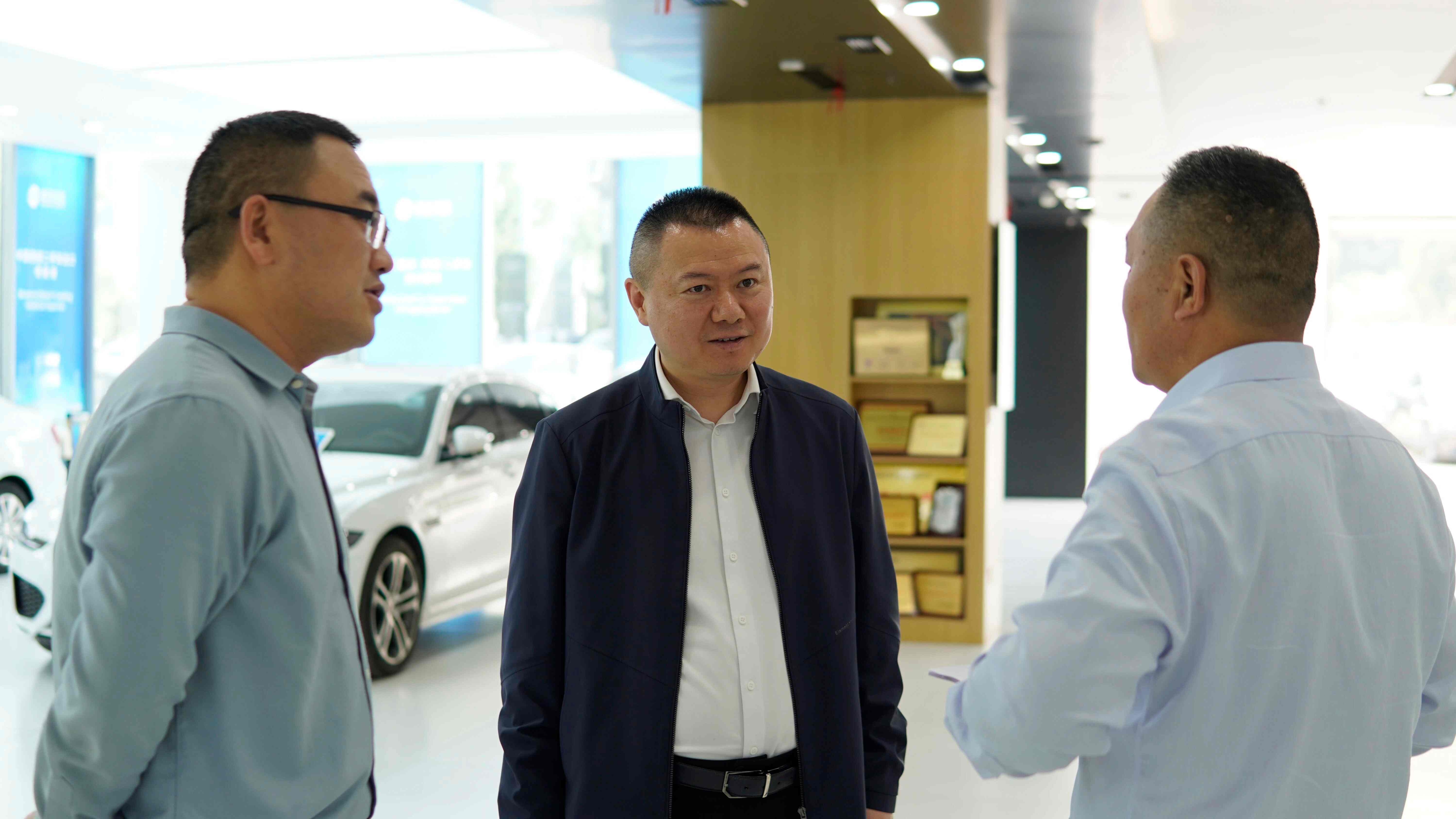 Deputy District Mayor Wang Bo and his party visited Huanyu Automobile Company for research