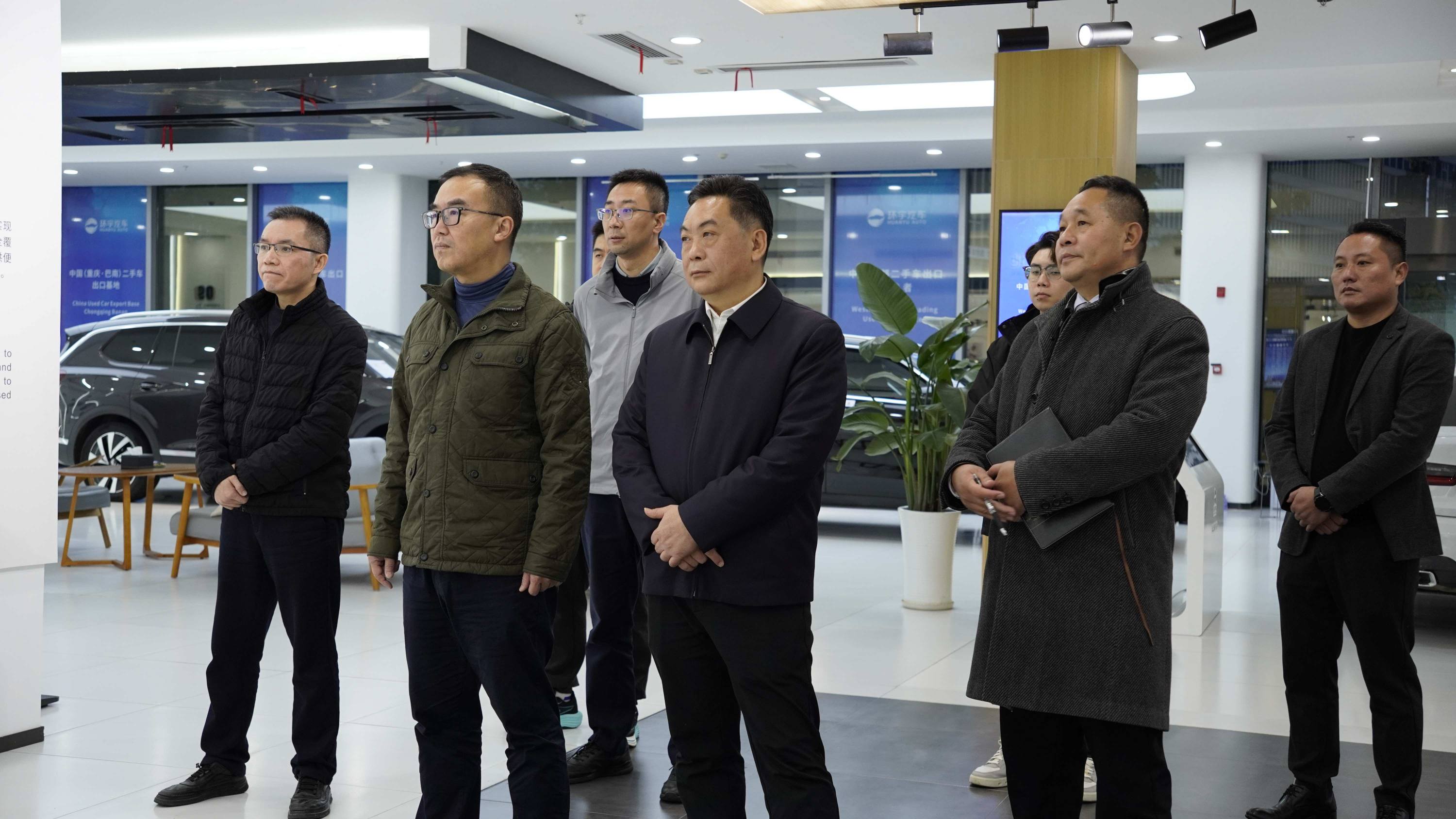 Li Xuesong, Vice Chairman of Chongqing City Federation of Industry and Commerce, investigates the used car export base in Banan