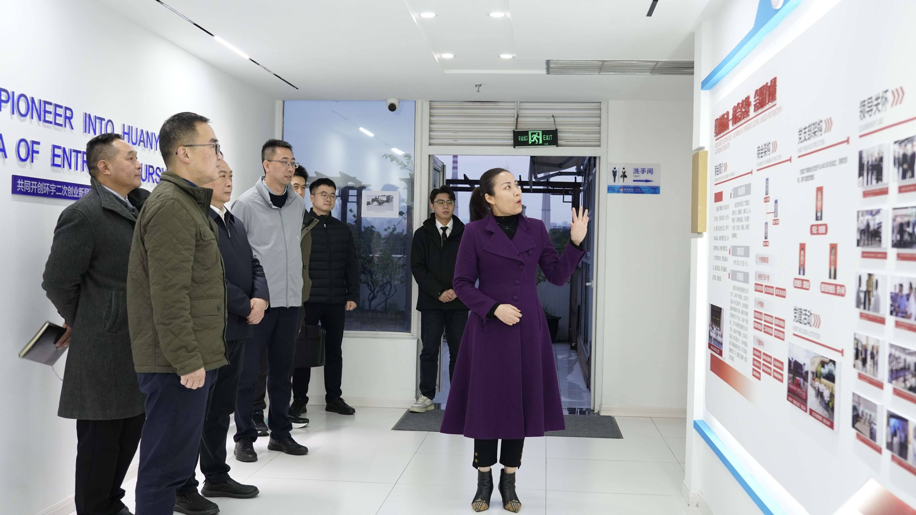 Li Xuesong, Vice Chairman of Chongqing City Federation of Industry and Commerce, investigates the used car export base in Banan