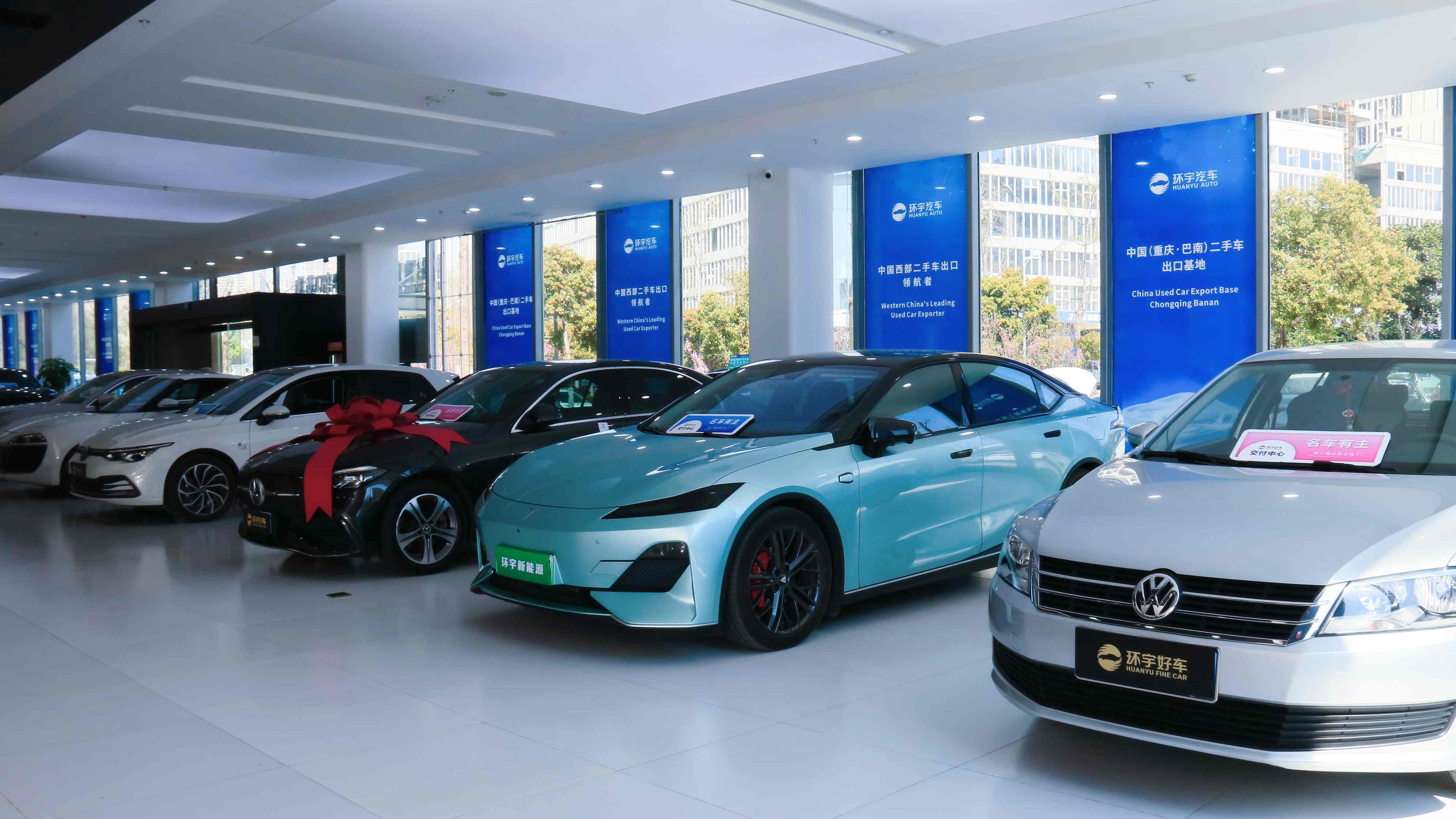 Invisible dream builders at Chongqing Banan used car export base