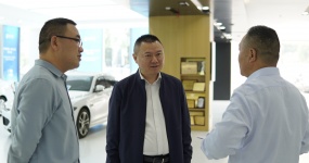 Deputy District Mayor Wang Bo and his party visited Huanyu Automobile Company for research