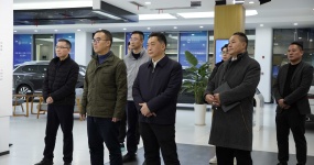 Li Xuesong, Vice Chairman of Chongqing City Federation of Industry and Commerce, investigates the used car export base in Banan