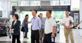 Li Guotian, Director of the Foreign Trade Management Office of the Municipal Commerce Commission, and his party investigated the used car export bases in China (Chongqing·Banan)